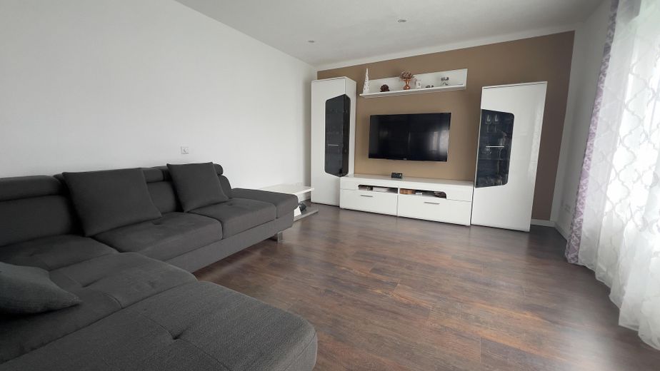 Provisionsfrei: 125 m² Wohnen + ca. 130 m² Gewerbe | Energieklasse A | 1.085 m² Grundstück – Wohnzimmer