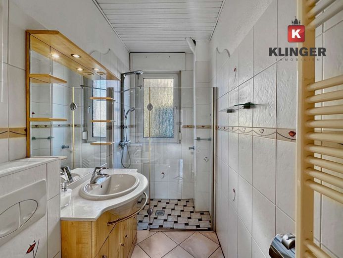 ++ Bezugsfreie 3-Zimmerwohnung mit Balkon und eigenem Stellplatz freut sich auf neuen Eigentümer ++ – Tageslicht-Duschbad