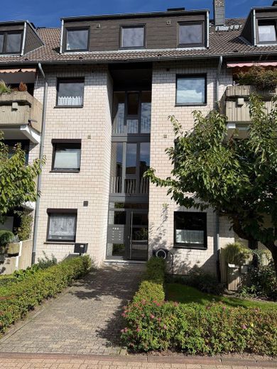 Maisonette di 5,5 locali con ampio soppalco, terrazza sul tetto e vista panoramica su Wülfrath - senza commissioni – Frontalansicht Haus