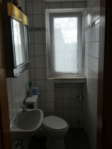 Mehrfamilienhaus mit Südlage und traumhaftem Ausblick – Gäste-WC OG