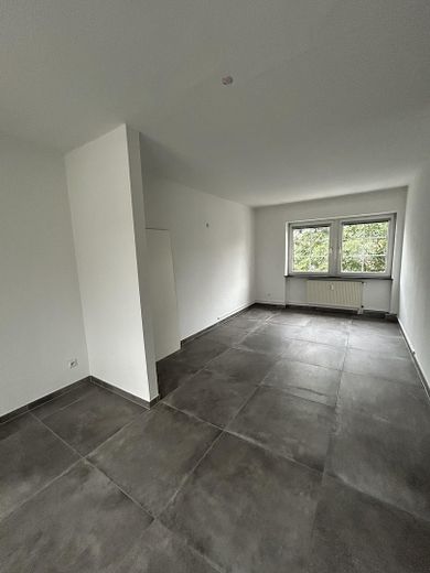 Innenstadtwohnung mit Balkon und Stellplatz – Wohnzimmer