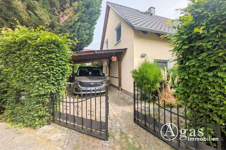 4-Zimmer-Einfamilienhaus mit liebevoll gepflegtem Garten und großer Terrasse in Fredersdorf Nord – Einfahrt Carport