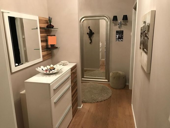 Wohnen im ehemaligen Stadtbad: Stilvolle 3-Zimmer-Wohnung mit Ruhrblick im Palais am Stadtkai – Diele