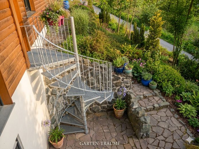 Großzügig wohnen, clever heizen (VHB): Architektenhaus mit Fußbodenheizung, Galerie & Specksteinofen – Gartenträume mit Wendeltreppe