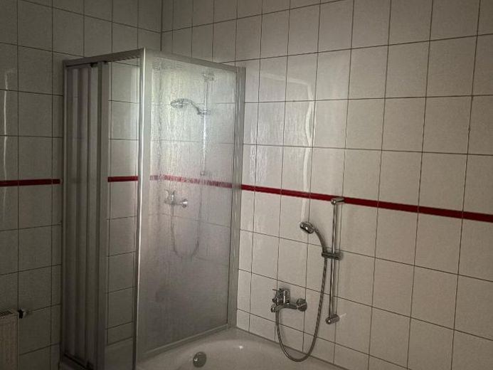 Anıt niteliğinde tarihi dokusuyla geniş Eski Şehir mücevheri Freiberg merkezinde, asansörlü binanın 2. katında, ışık alan 3 odalı daire – Fotoğraf 1