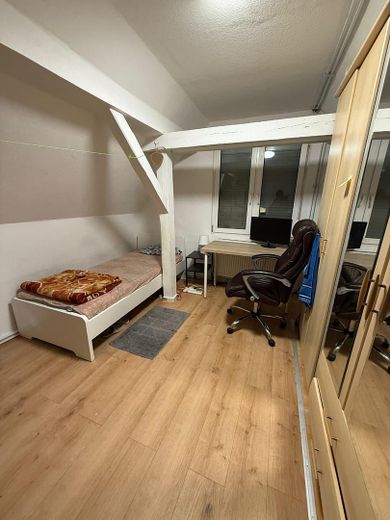 Wunderschöne 3 Zi Dachgeschoss Wohnung mit Balkon und Küche – Schlafen 1
