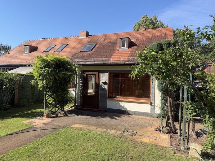 Ländliche Idylle mitten in der Stadt ! Ihr künftiges Zuhause mit herrlichem Garten und 3 Garagen ! – Veranda / Ausgang zum Garten