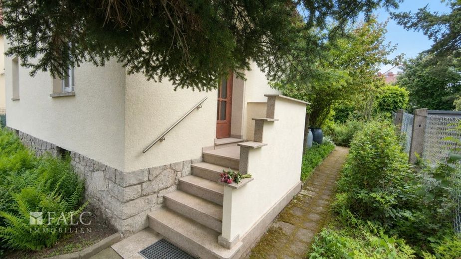 Familienhaus mit Gartenidylle sucht neue Ideen und frischen Glanz – Eingang Haus