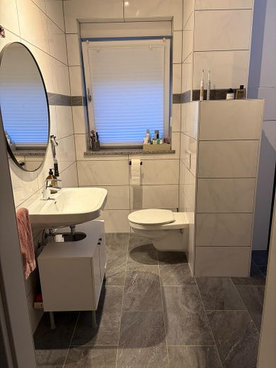 Komfortable 3-Zimmerwohnung an der Weinstraße – Toilette Hauptbad 