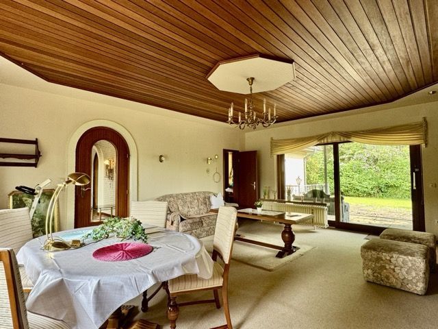 Gepflegter Bungalow mit Terrasse, Garten und Garage in Schalkholz zu verkaufen – Wohn- u. Esszimmer
