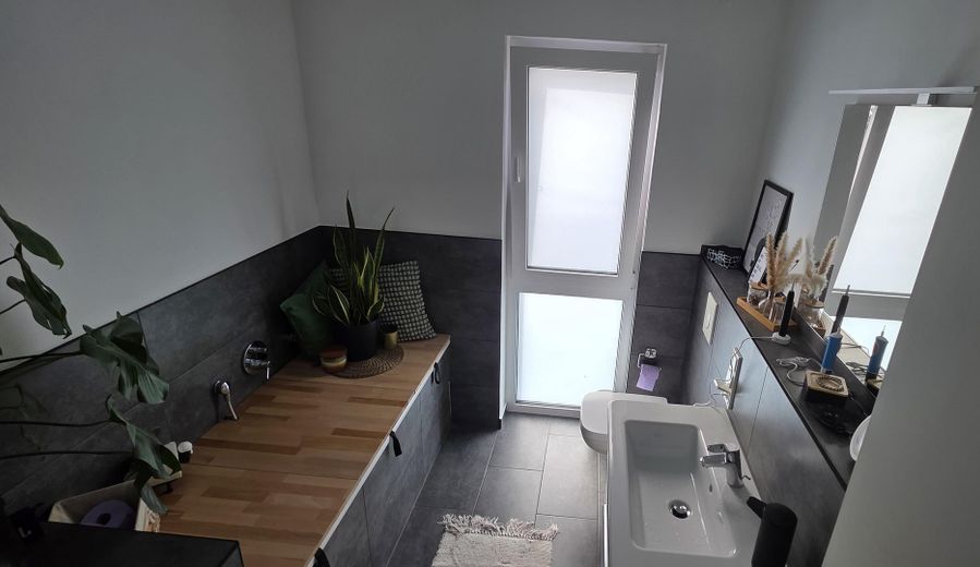 Piso muy moderno y luminoso con balcón y cocina amueblada en Troisdorf, Müllekoven – Vollbad