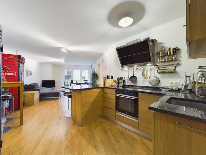 Premium Wohnen in Wandsbek: Helle Neubauwohnung mit Loggia und Team 7 Massivholzküche und Tiefgarage – Foto 2