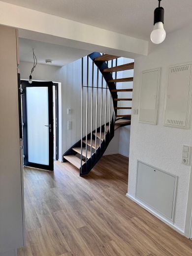 Kapsamlı tadilat sonrası ilk kullanım | KfW55 EE | 62 m² | Üst kat/çatı katı | İstasyona 2 dk. | Taşınmaya hazır 10/2026 – Treppe