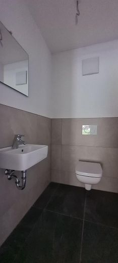 moderne 3,5 Zimmerwohnung 1.OG mit Lift, EBK und überdachtem Balkon – Gäste-WC