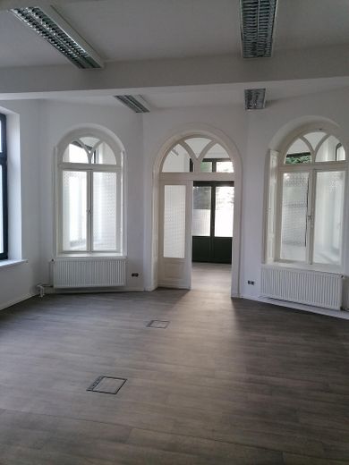 Working where others go on holiday – Office building with a view of Lake Tiefwarensee – Repräsentativer Saal mit Winte