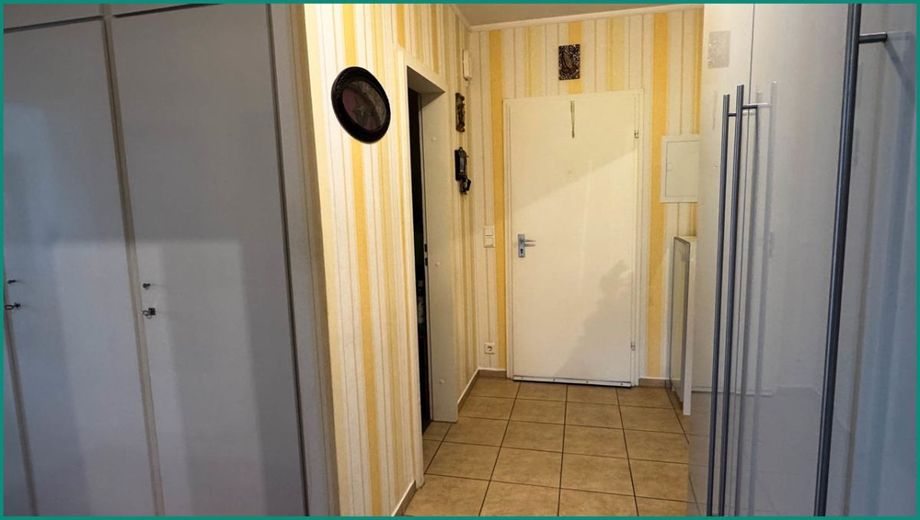 HÜBSCHE 3-ZIMMER-EIGENTUMSWOHNUNG MIT TOLLEM ZUSCHNITT UND BALKON IN RADEVORMWALD, PROVISIONSFREI! – Blick in die Eingangsdiele mit Garderobenschrank
