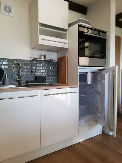 Appartement entièrement équipé, terrasse, jardin, place de stationnement – Kühlschrank, Backofen