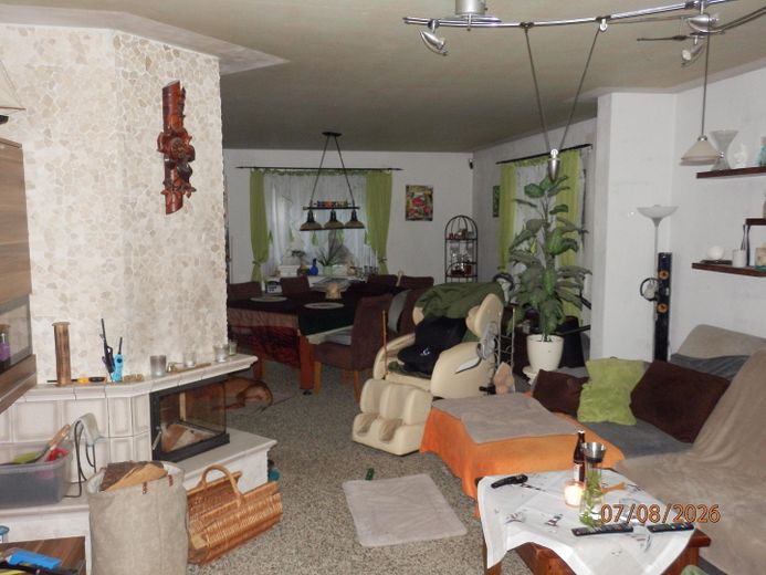 Einfamilienhaus mit Pool & Saunahaus und viel Privatsphäre – Wohnzimmer mit Essbereich