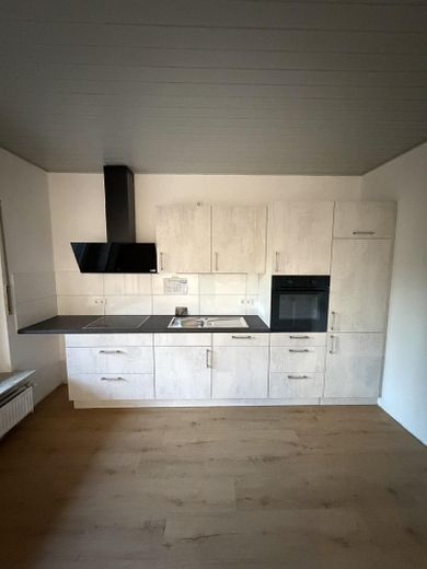 Kernsanierte 4–5-Zimmer-Wohnung | Einbauküche | Kamin | Garage | Terrasse – Küche