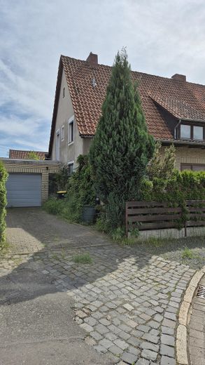 Geräumiges Einfamilienhaus mit 6,5 Zimmern in Salzgitter-Thiede – Garage mit Stellplatz