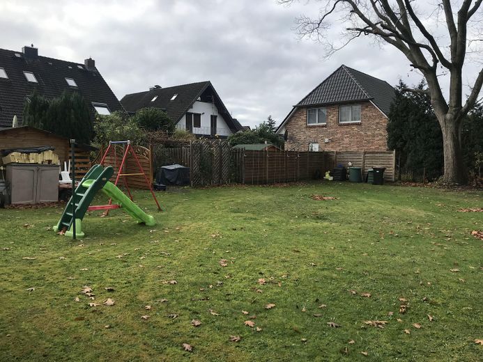 Spielwiese hinter dem Haus