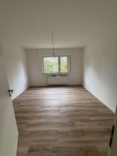 Eerste bewoning na grondige renovatie: lichte 3-kamerwoning met inbouwkeuken, balkon & garage – Schlafzimmer