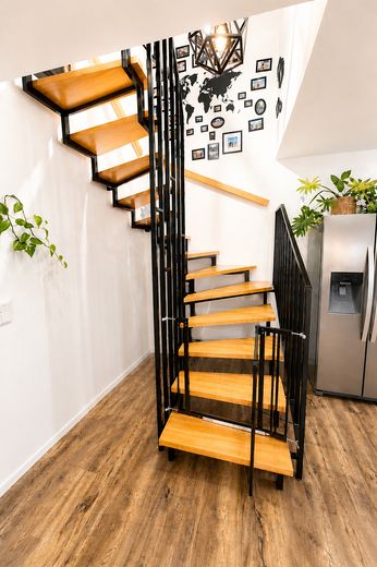 145m² Hausgefühl auf zwei Ebenen- 3 Schlafzimmer, 2 Bäder und 2 TG Stellplätze – Treppe nach oben