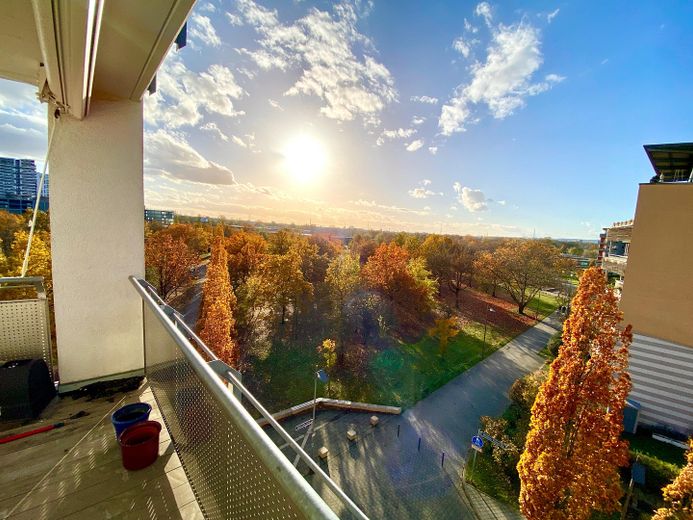 Exklusive, sonnige Familienwohnung - 4-ZKB mit Balkon direkt am Rebstockpark – Balkon/ Terrasse im Herbst