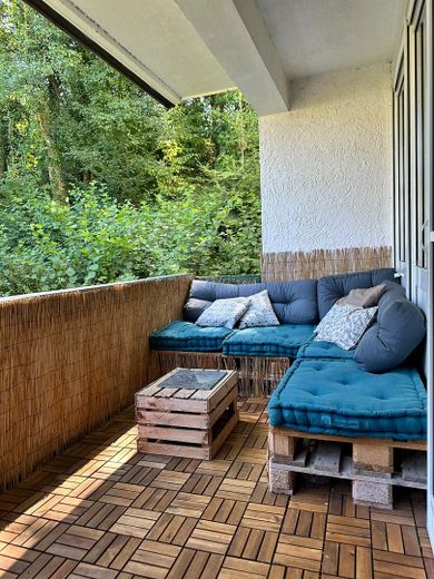 Hochwertig modernisierte 3,5-Zimmer-Eigentumswohnung mit Eichenparkett, Balkon und Garage – Balkon