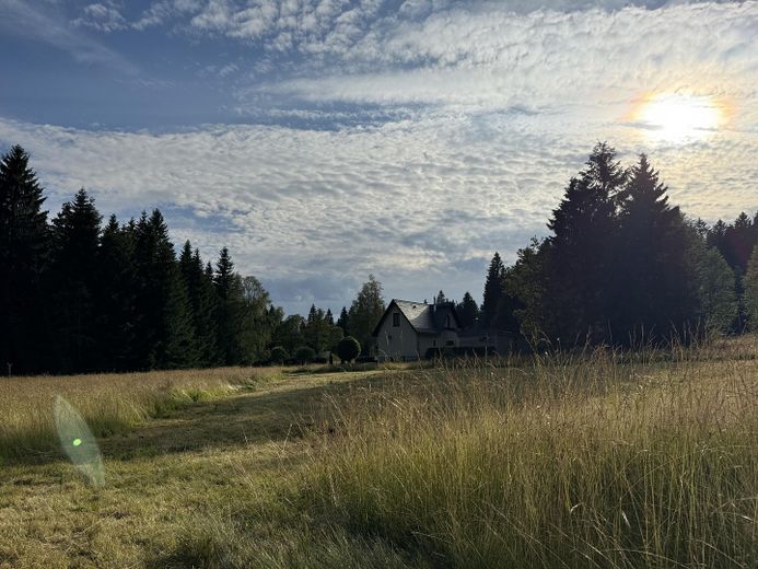 Haus auf 900 m ü NN am Auersberg im Erzgebirge – Abendblick
