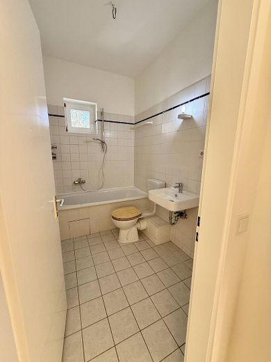 Sonnige Maisonette im Komponistenviertel – 2 Balkone, Südausrichtung & ruhige Lage im Grünen – Bad 3. OG