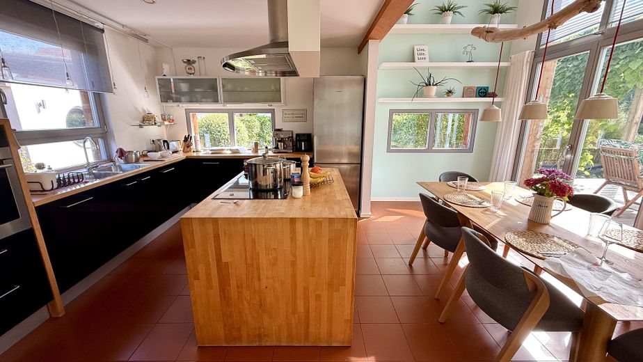 Світлий архітекторський будинок | 224 м² | 7 кімнат | A+ | Фотоелектрика та геотермальне опалення | без комісії – Küchen-/Essbereich EG