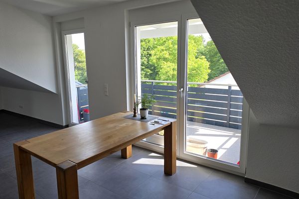 Moderno appartamento mansardato – 62 m² – KfW55EE – balcone, cantina e posto auto