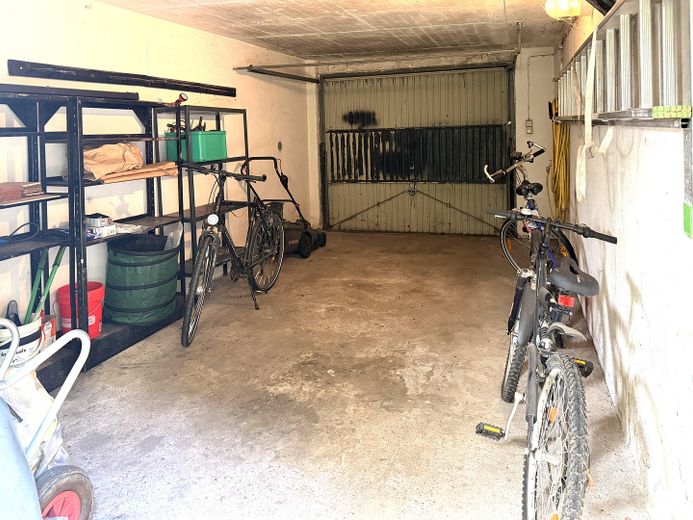 PRIVO DI PROVVIGIONE - casa unifamiliare indipendente in posizione migliore – abitare con giardino su attraente terreno d’angolo – In der Garage ...