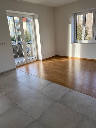 Ekskluzywne mieszkanie na ostatnim piętrze z 4 pokojami i dużym balkonem – Blick zum Balkon