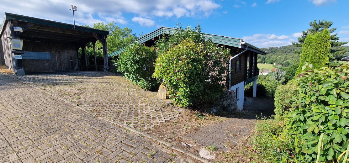 Schönes Freistehendes Haus in Bad Sachsa-Steina – Hausansicht mit Carport