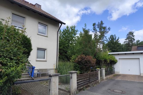 REZERVE EDİLDİ - Aile için bol alanı, güneşli bahçesi ve garajı bulunan geniş sıra evin uç birimi, Bamberg-Gartenstadt