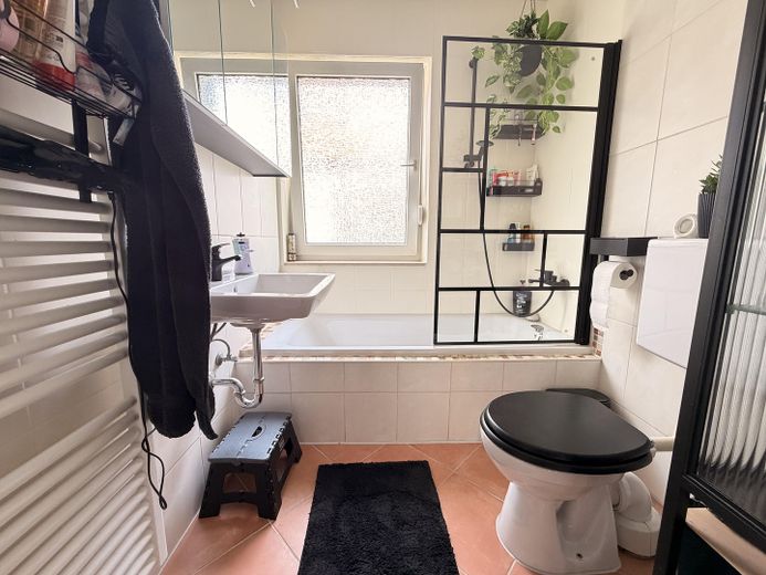 4-Zimmer-Gartenwohnung mit Terrasse | 129 m² Garten +++ PROVISIONSFREI, Kapitalanlage +++ – Tageslichtbadezimmer mit Wanne