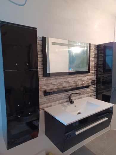Klimatisierte mod.lichtdurchfl.DG-Whg. Pelleto+PV-Anlage,unverb.FERNSICHT+3-Fachvergl. – Badezimmer