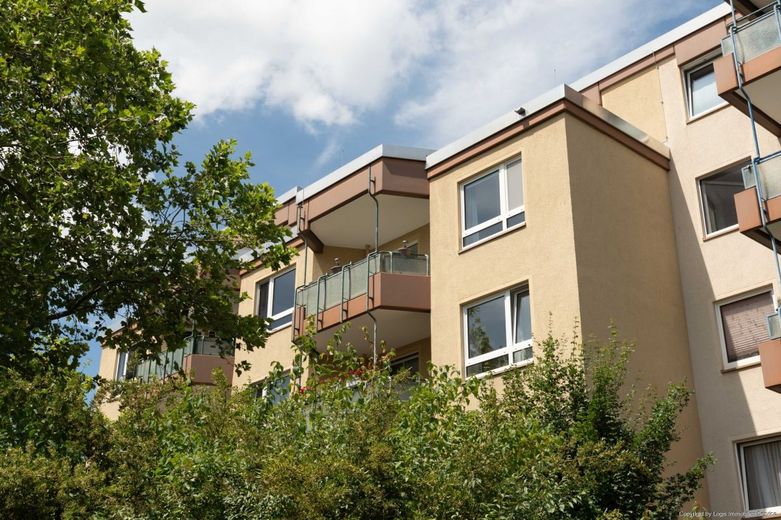 Bezugsfreie 2-Zimmer-Eigentumswohnung mit Sonnenloggia, Aufzug &amp; Tiefgarage – Titelbild