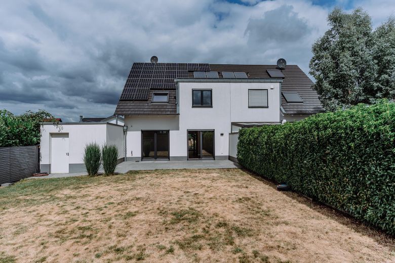 Hochwertige DHH mit Südgarten, PV, Wohnraumlüftung, 2 Wallboxen & ausgebautem Dachgeschoss – Hausaußenansicht (Südseite)