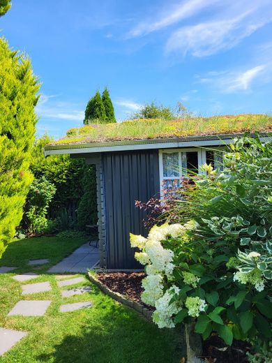 Ferienhaus mit hohem Ertrag – Gartenhaus seitlich