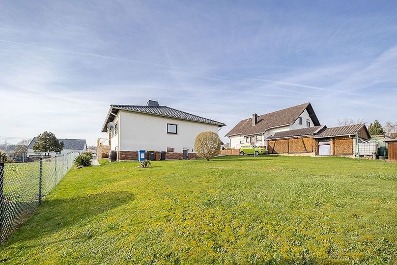 Sommer in Ihrem neuen Zuhause - Bungalow mit Terrasse - Balkon - Garage und viel Garten in Krunkel – Blick aus dem Garten