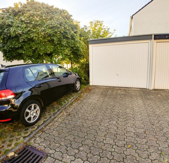 Zentral gelegendes grosses Reihenhaus- Strassenbahnanschluss nach Köln City/ Königsforst-Nähe – Garage mit 2. Stellplatz link