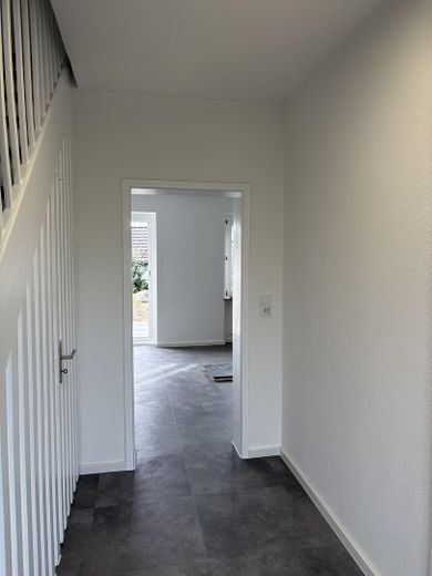 ***Zmodernizowany, mały dom szeregowy z ogrodem i tarasem w centrum Bad Honnef*** – Flur