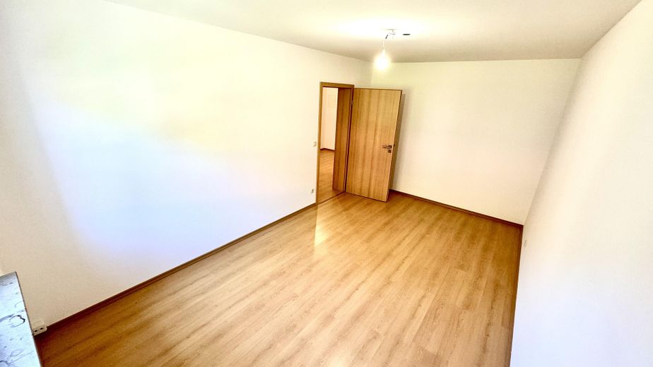 Traumhafte 3-Zimmer-Wohnung in Bad Tölz – mit Balkon, Einbauküche & Sauna! – Schlafzimmer