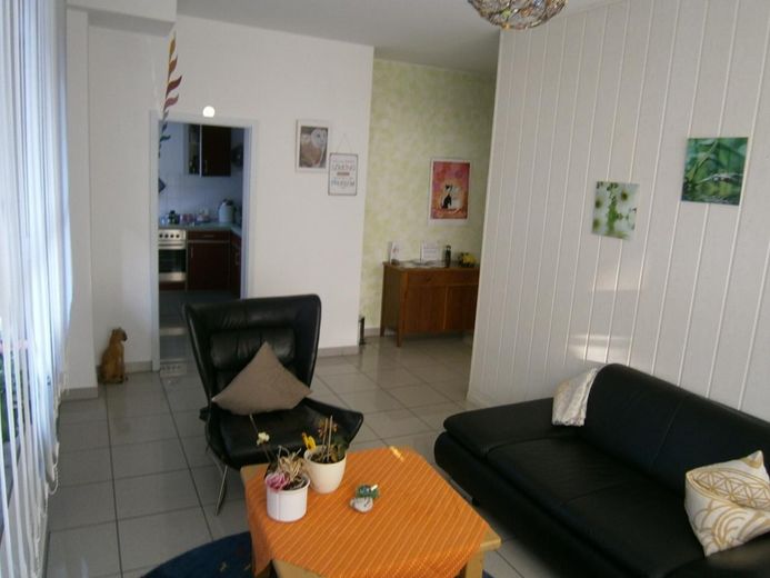 3 Apartments einzeln oder zusammen als Wohnung, TG, Stellplatz, dazu Garten mietbar – kleiner Raum Südost, Gang