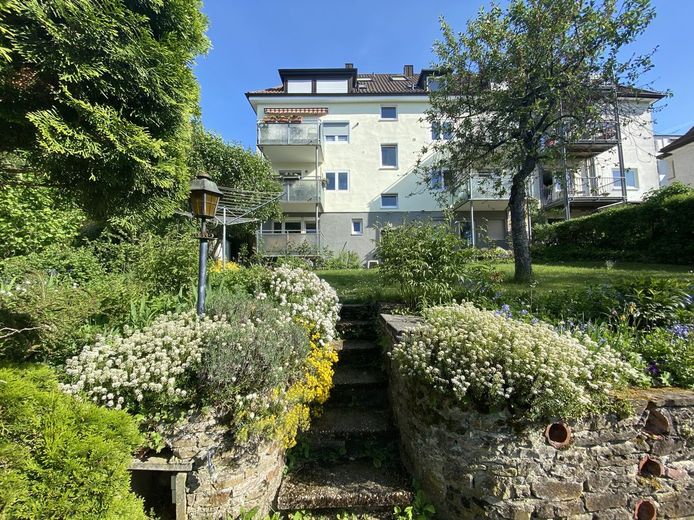 Sonnige 3 Zimmer-Wohnung in Halbhöhenlage mit Weitblick auf Stuttgart – Hausasusicht von Garten