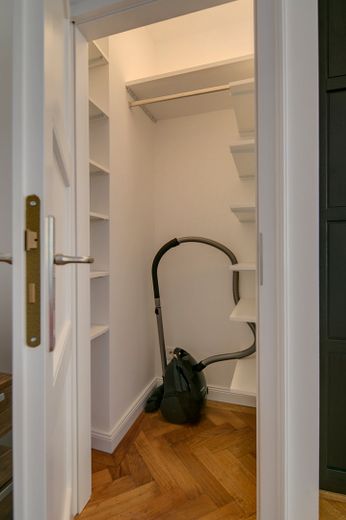 Wunderschöner 4-Zi-Altbau beim Gasteig, Lift, Balkon, TG mietbar, bezugsfrei – Abstellkammer
