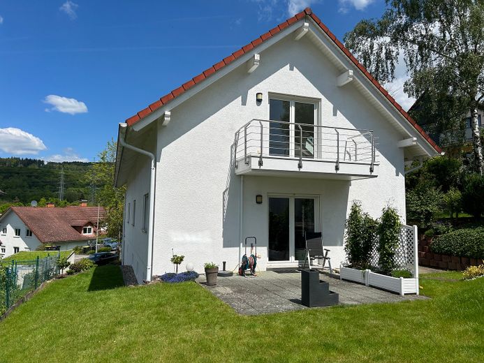 Schöne 2-Zi-Wohnung m.Balkon,Grün-& Blicklage,Kfz-Stellplatz,Keller.Am Schäfersberg-Niedernhausen – Außenansicht mit Balkon